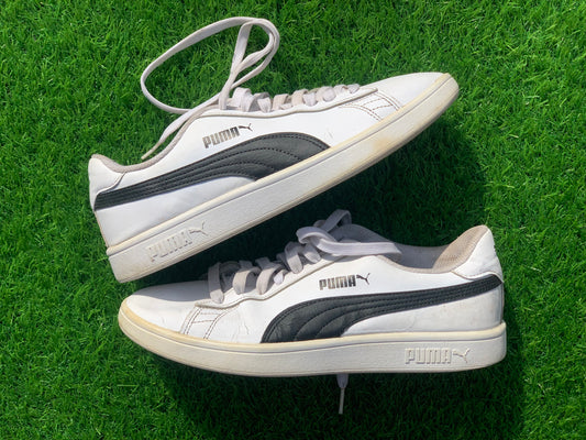 Puma Smash v2 L White & Black — Pre-Loved | Classic Tennis-Inspired | Clean Condition